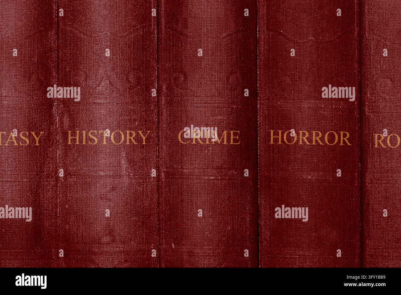 Vecchi libri rossi vintage con generi di fantasia, storia, giallo, horror e romance come sfondo. Foto Stock