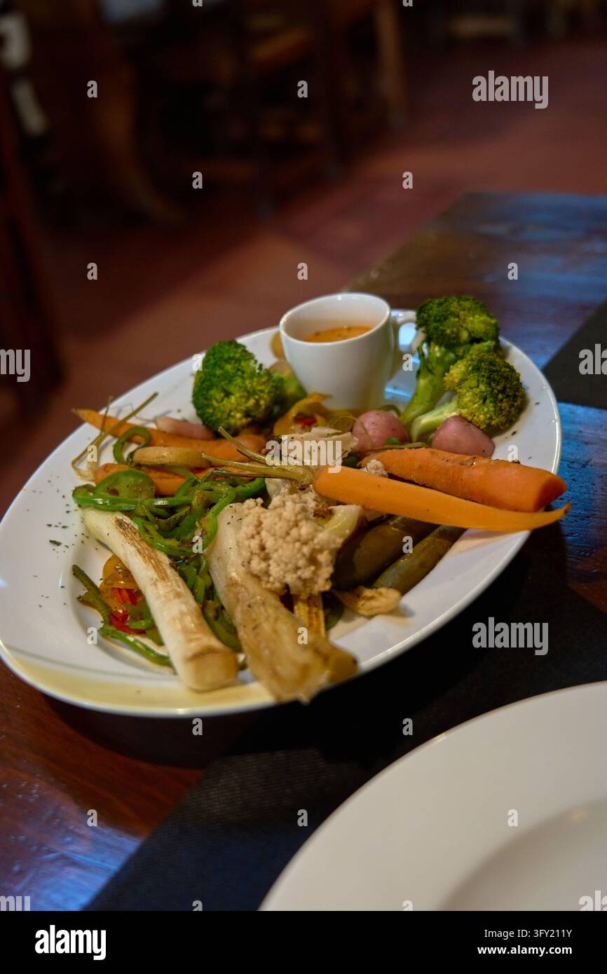 Piatto di verdure stagionali grigliate con broccoli, carote, porri e salsa in un ristorante, Hondarribia, Paesi Baschi, Spagna Foto Stock