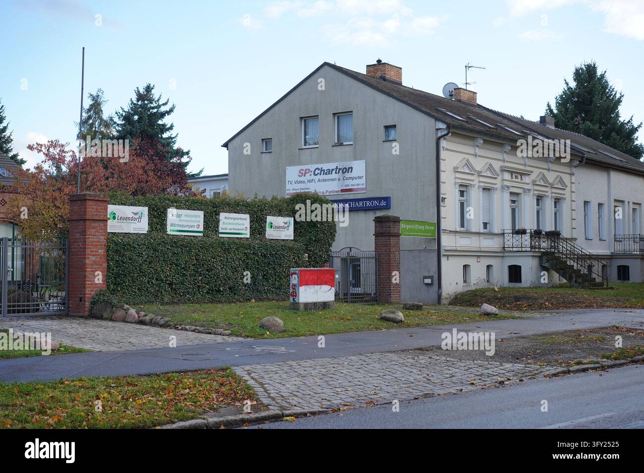Berlino, Germania - 25 ottobre 2026: Edifici storici lungo la strada principale nel vecchio centro del villaggio di Karow, Alt-Karow, Pankow. Foto Stock