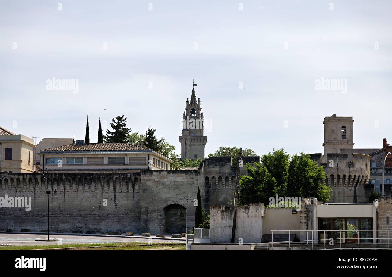 Muraglie cittadine e torre dell'orologio ad Avignone, Francia Foto Stock