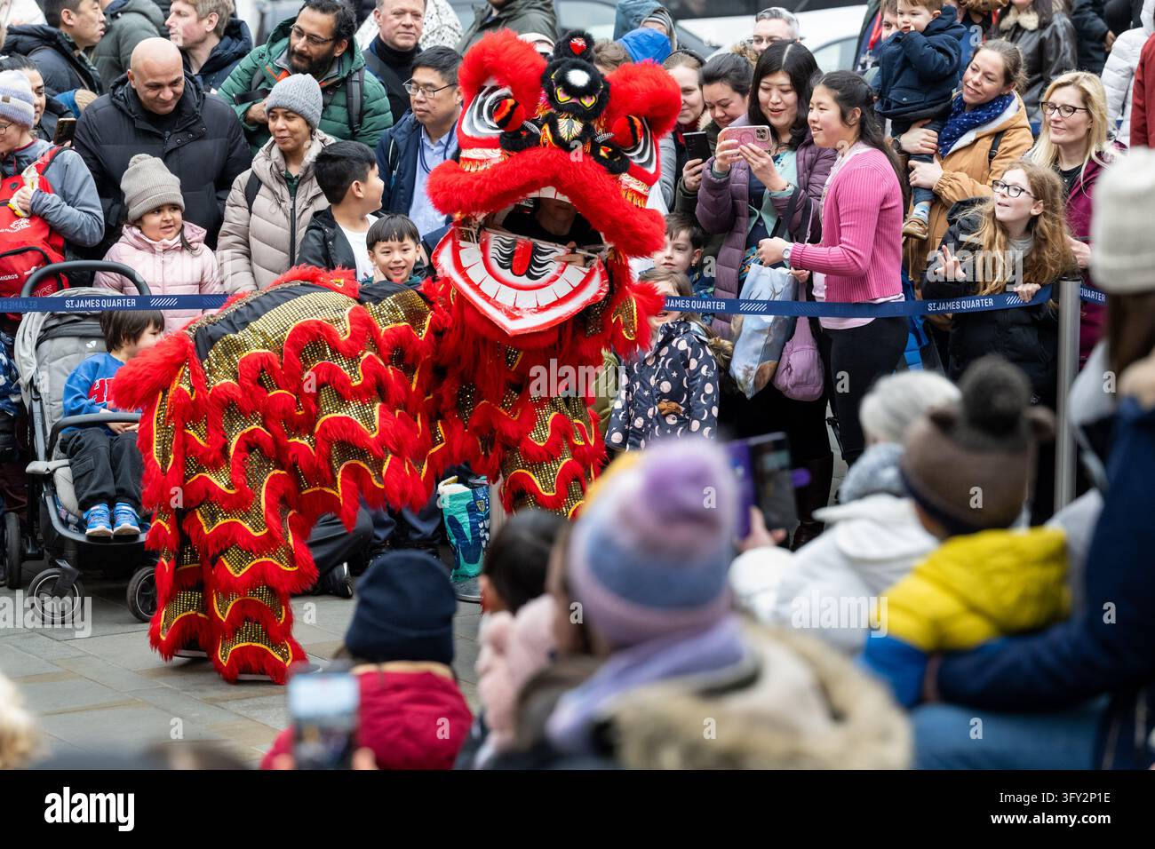 I ballerini del drago celebrano il Capodanno cinese e l'Anno del Cavallo di Fuoco allo St James Quarter, Edimburgo, Scozia, Regno Unito Foto Stock