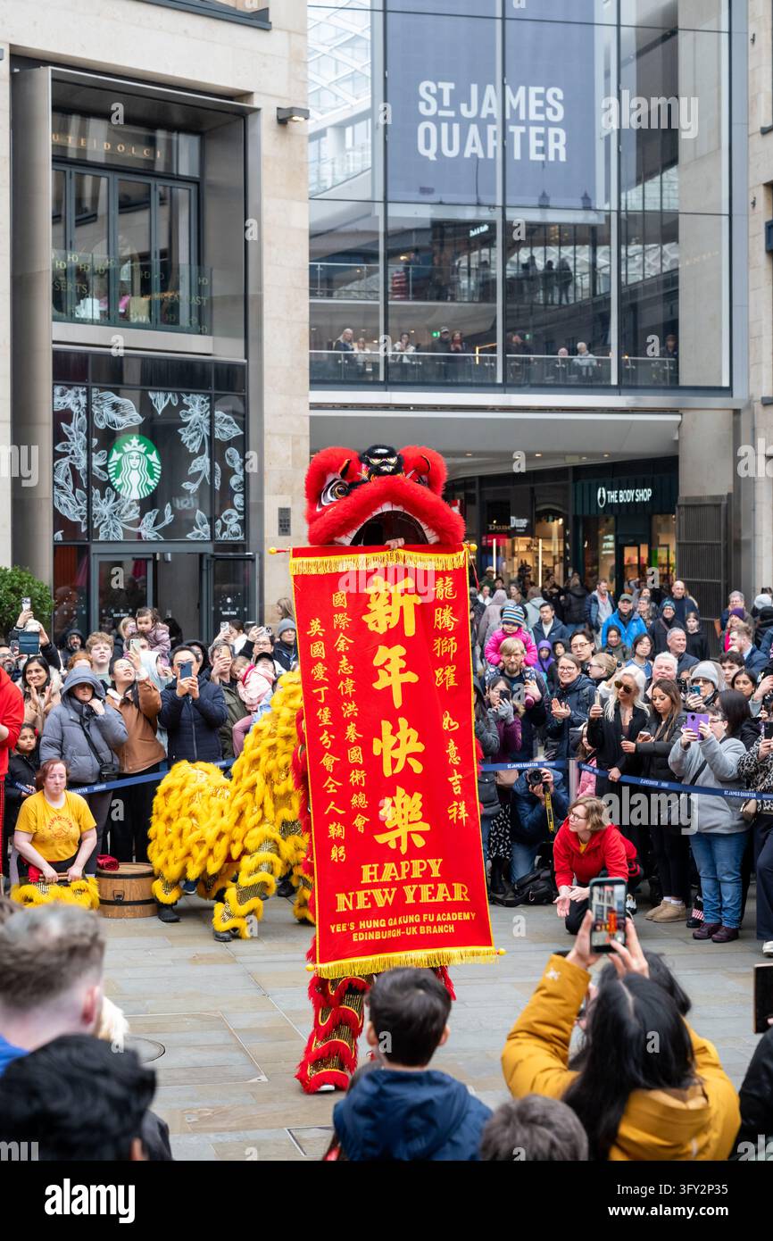 I ballerini del drago celebrano il Capodanno cinese e l'Anno del Cavallo di Fuoco allo St James Quarter, Edimburgo, Scozia, Regno Unito Foto Stock