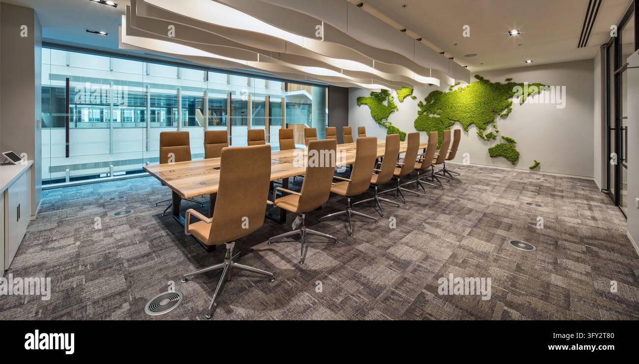 Sala riunioni presso l’YOOX NET-A-PORTER Technology Hub a White City, Londra, con dettagli in legno e aree seduta piantate Foto Stock