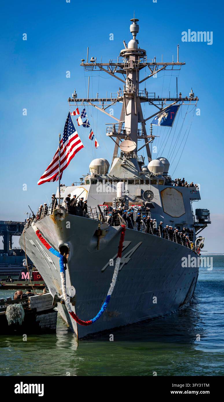 Norfolk, Stati Uniti d'America. 23 ottobre 2026. Marinai della U.S. Navy assegnati al cacciatorpediniere a missili guidati di classe Arleigh Burke USS McFaul (DDG 74) occupano le ringhiere durante il ritorno a casa della nave alla Naval Station Norfolk dopo un dispiegamento nelle aree operative della 5ª e 6ª flotta degli Stati Uniti, il 23 ottobre 2026 a Norfolk, Virginia. Crediti: MC2 Pierce Luck/U.S. Navy Photo/Alamy Live News Foto Stock