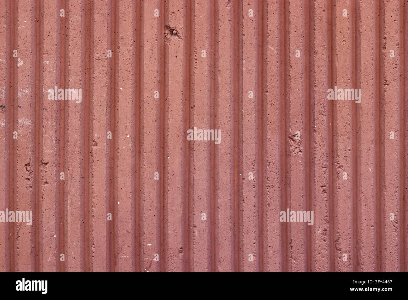 Texture murale marrone rossastro con scanalature verticali Foto Stock