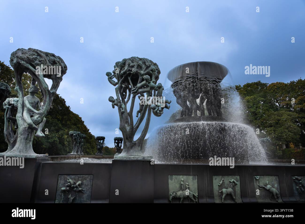 Statue e sculture del parco scultoreo di Vigeland circondano una fontana monumentale in un parco urbano a Oslo, Norvegia. Foto Stock