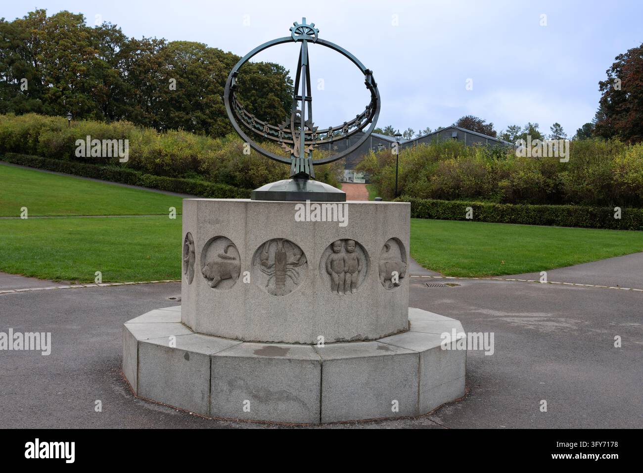 La Sundial (Soluret), una scultura in bronzo e granito creata da Gustav Vigeland intorno al 1930, monumento scultoreo con design metallico circolare e intaglio Foto Stock