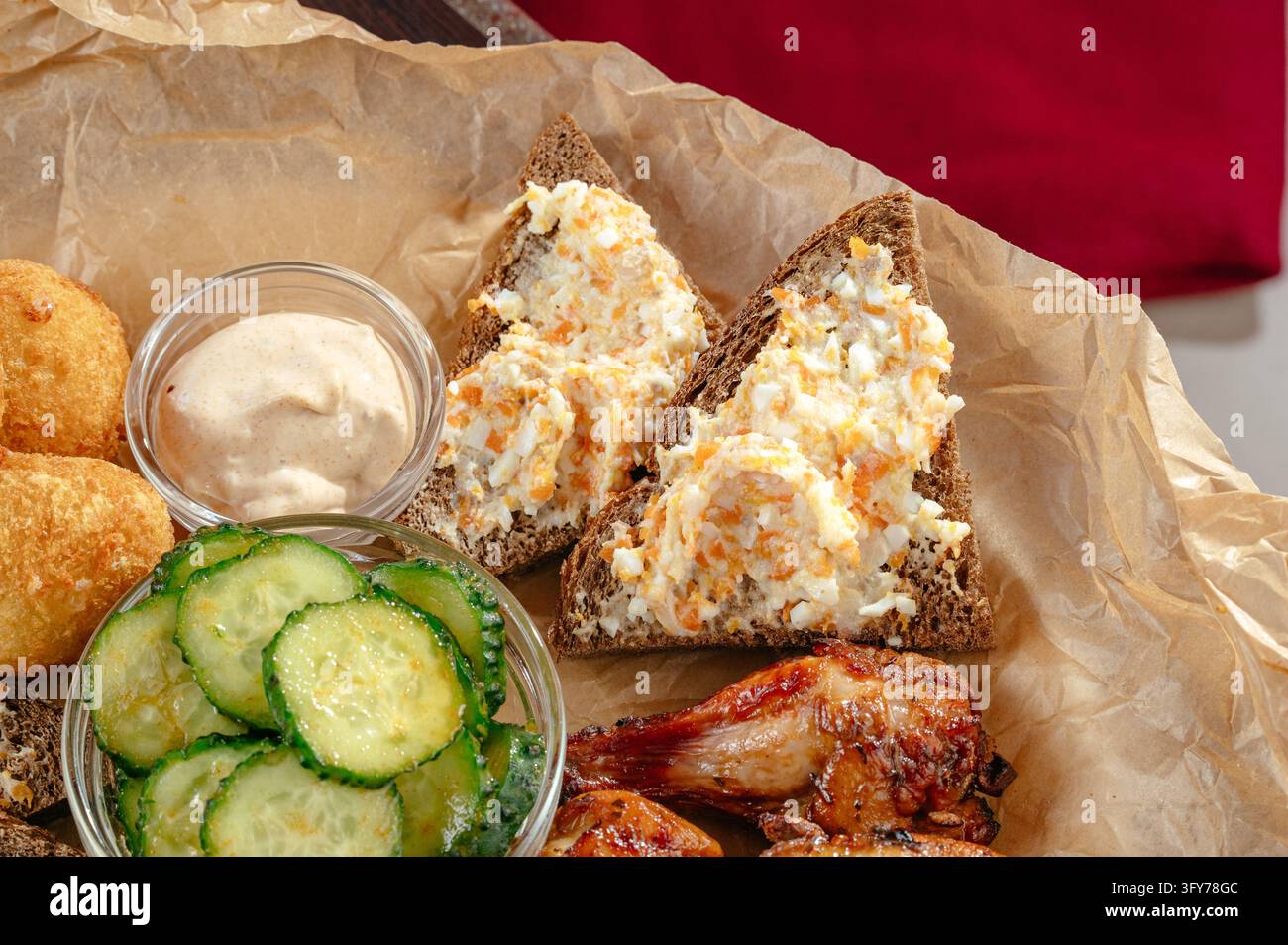 Piatto di antipasti con insalata di uova, pollo e sottaceti Foto Stock