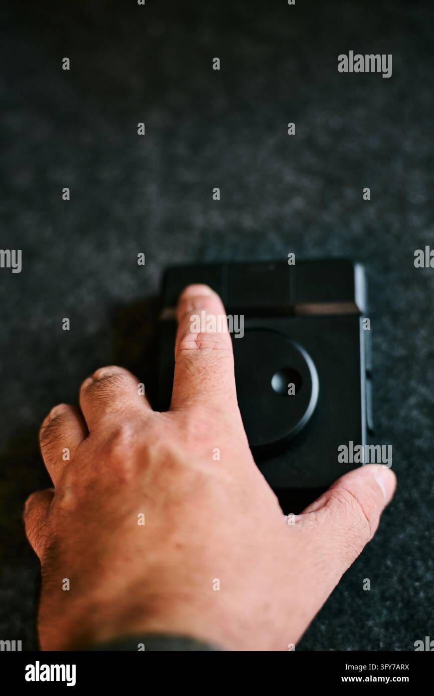 Mano che preme un pulsante su un dispositivo di tastiera aggiuntivo Foto Stock