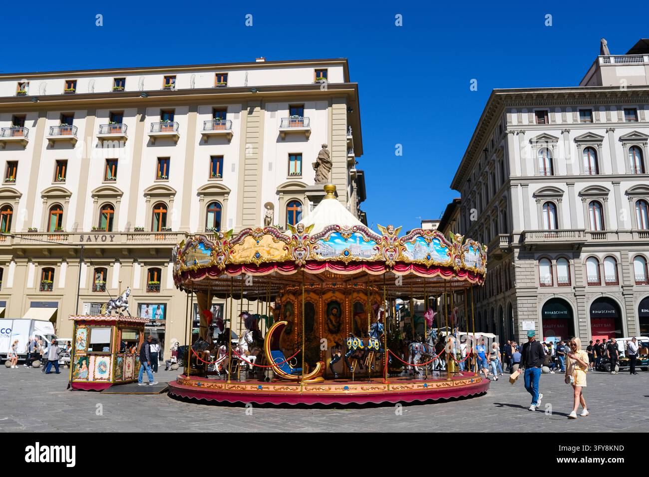 Firenze, Italia - 16 maggio 2025: Carosello antico in Piazza della Repubblica davanti all'Hotel Savoy Foto Stock