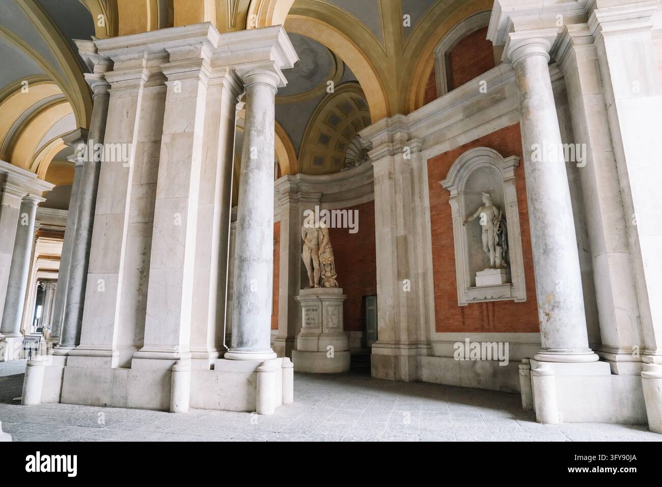 Caserta, Italia - 18 giugno 2025: Statua di Ercole e colonne di marmo Foto Stock