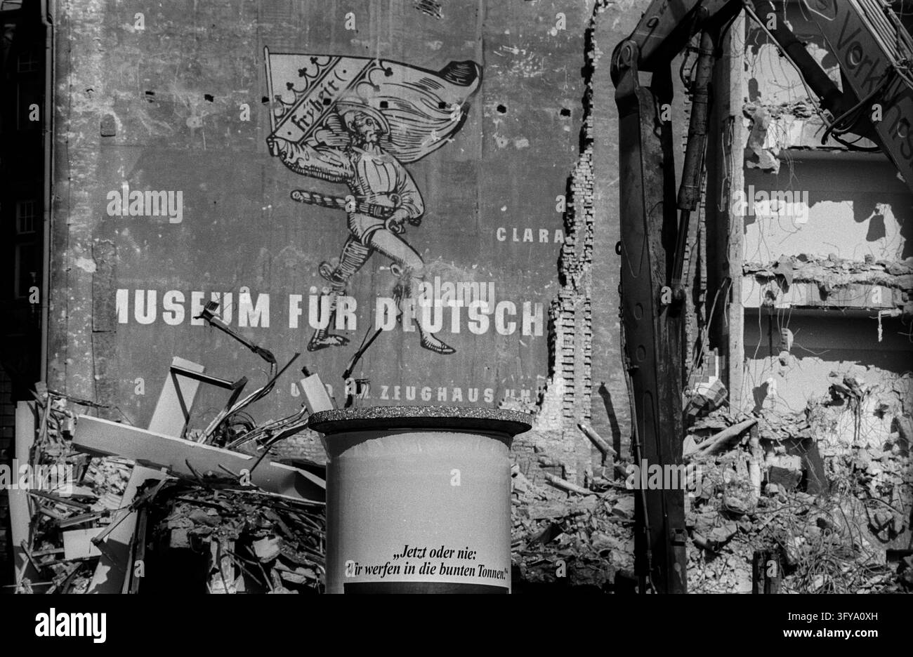 Lindencorso Germania, Berlino, 18.05.1993, Demolizione del Lindencorso e dell'Accademia di Architettura della DDR, all'angolo di Friedrichstraße / Unter den Linden, al frontone esposto dell'edificio vicino: Museo per la Germania, Zeughaus, Ora o mai più, li gettiamo nei cassonetti colorati, Â *** Lindencorso, Germania, Berlino, 18 maggio 1993, Demolizione del Lindencorso e dell'Accademia di Architettura della DDR, all'angolo di Friedrichstraße / Unter den Linden, al frontone esposto dell'edificio vicino, il Museo per la Germania, Zeughaus, Ora o mai più, li gettiamo nei cassonetti colorati, Â Foto Stock