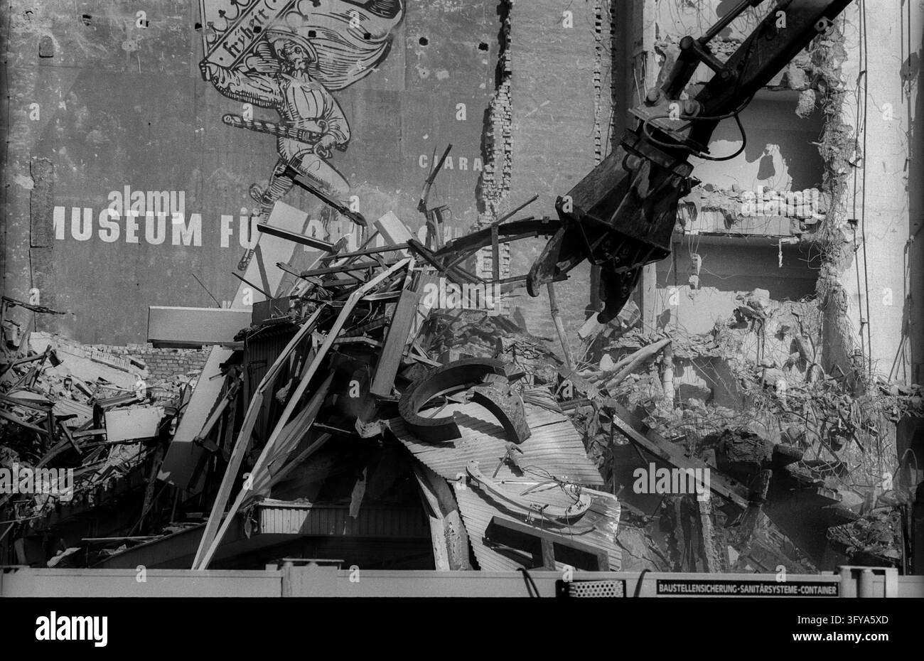 Lindencorso Germania, Berlino, 18.05.1993, demolizione del Lindencorso e dell'Accademia di Architettura della DDR, all'angolo di Friedrichstraße / Unter den Linden, con il frontone scoperto della casa vicina: Museo per la Germania, Zeughaus, Â *** Lindencorso, Germania, Berlino, 18 maggio 1993, demolizione del Lindencorso e dell'Accademia di Architettura della DDR, all'angolo di Friedrichstraße e Unter den Linden, con il frontone scoperto dell'edificio vicino del Museo per la Germania Zeughaus, Â Foto Stock