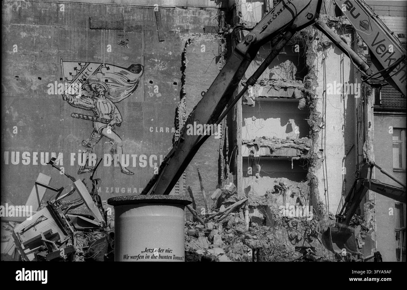 Lindencorso Germania, Berlino, 18.05.1993, Demolizione del Lindencorso e dell'Accademia di Architettura della DDR, all'angolo di Friedrichstraße / Unter den Linden, al frontone esposto dell'edificio vicino: Museo per la Germania, Zeughaus, Ora o mai più, li gettiamo nei cassonetti colorati, Â *** Lindencorso, Germania, Berlino, 18 maggio 1993, Demolizione del Lindencorso e dell'Accademia di Architettura della DDR, all'angolo di Friedrichstraße / Unter den Linden, al frontone esposto dell'edificio vicino, il Museo per la Germania, Zeughaus, Ora o mai più, li gettiamo nei cassonetti colorati, Â Foto Stock