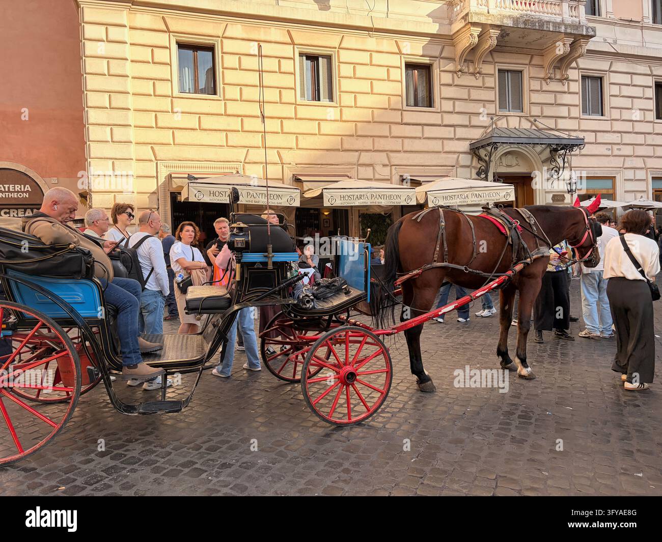 Roma, Itay - 26 ottobre 2026 - Una carrozza trainata da cavalli nel centro della città Foto Stock