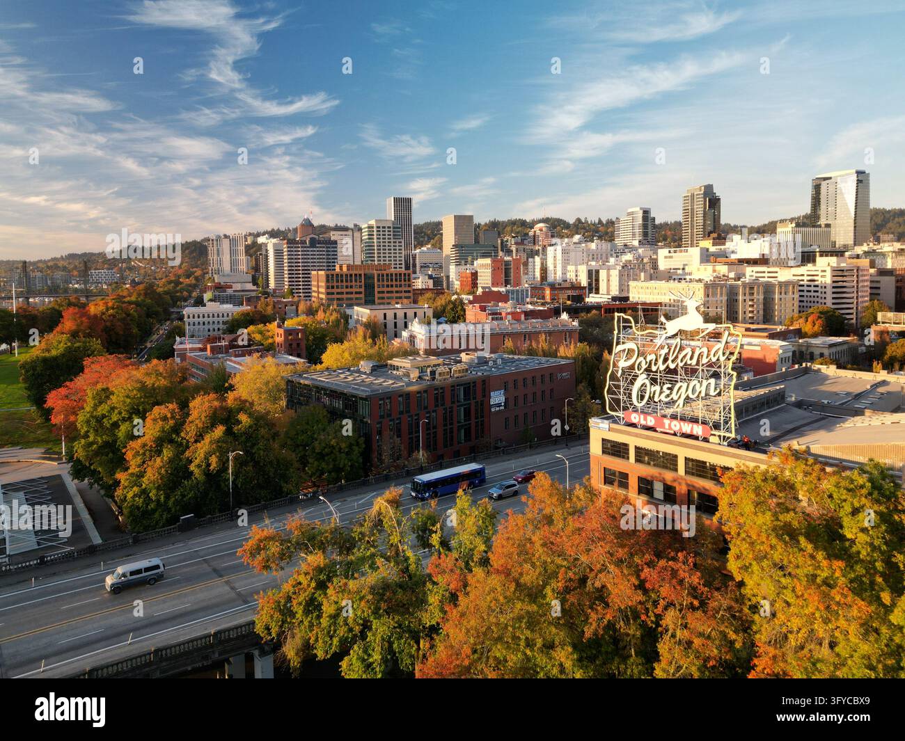 Vista aerea del centro di Portland, Oregon con il famoso cartello al neon di un cervo bianco nella vecchia città Foto Stock