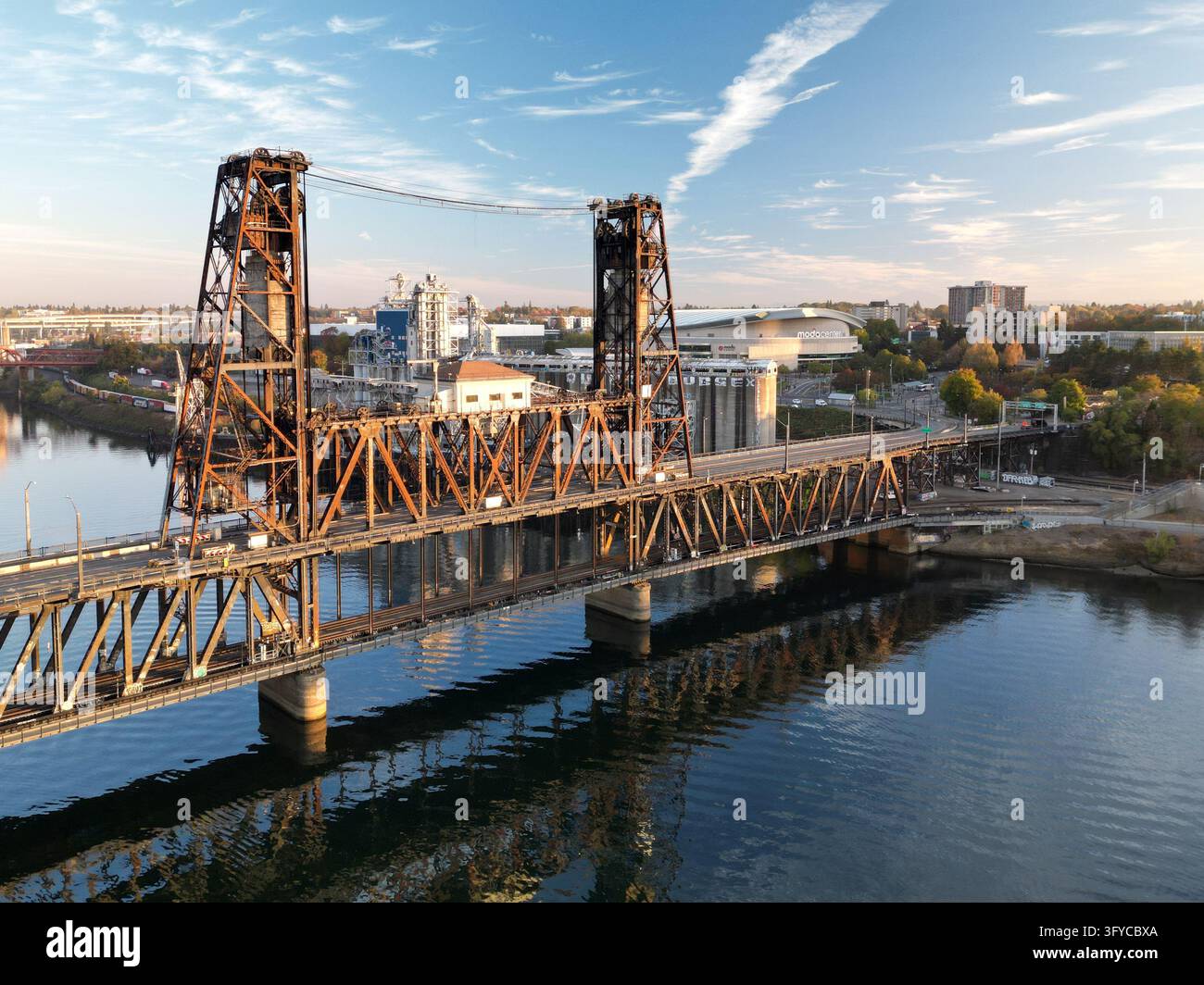Vista aerea del ponte storico Steel Bridge a Portland, Oregon, che attraversa il fiume Willamette, l'unico ponte a sollevamento indipendente al mondo Foto Stock