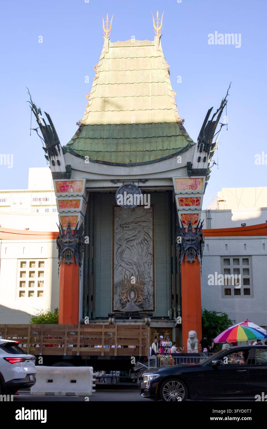 Holywood Stati Uniti 23 ottobre 2026 La facciata ornata del Chinese Theatre presenta un tetto a pagoda piastrellato, sculture di draghi e un pannello d'ingresso intagliato sopra Foto Stock