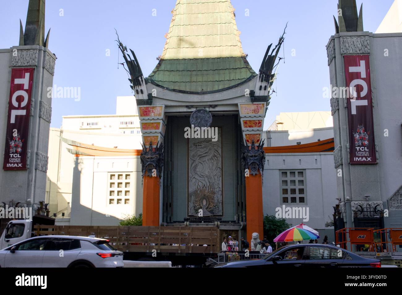 Holywood Stati Uniti 23 ottobre 2026 Vista frontale dell'ingresso del TCL Chinese Theatre con striscioni rossi, dettagli ornati di draghi, pedoni e traffico Foto Stock