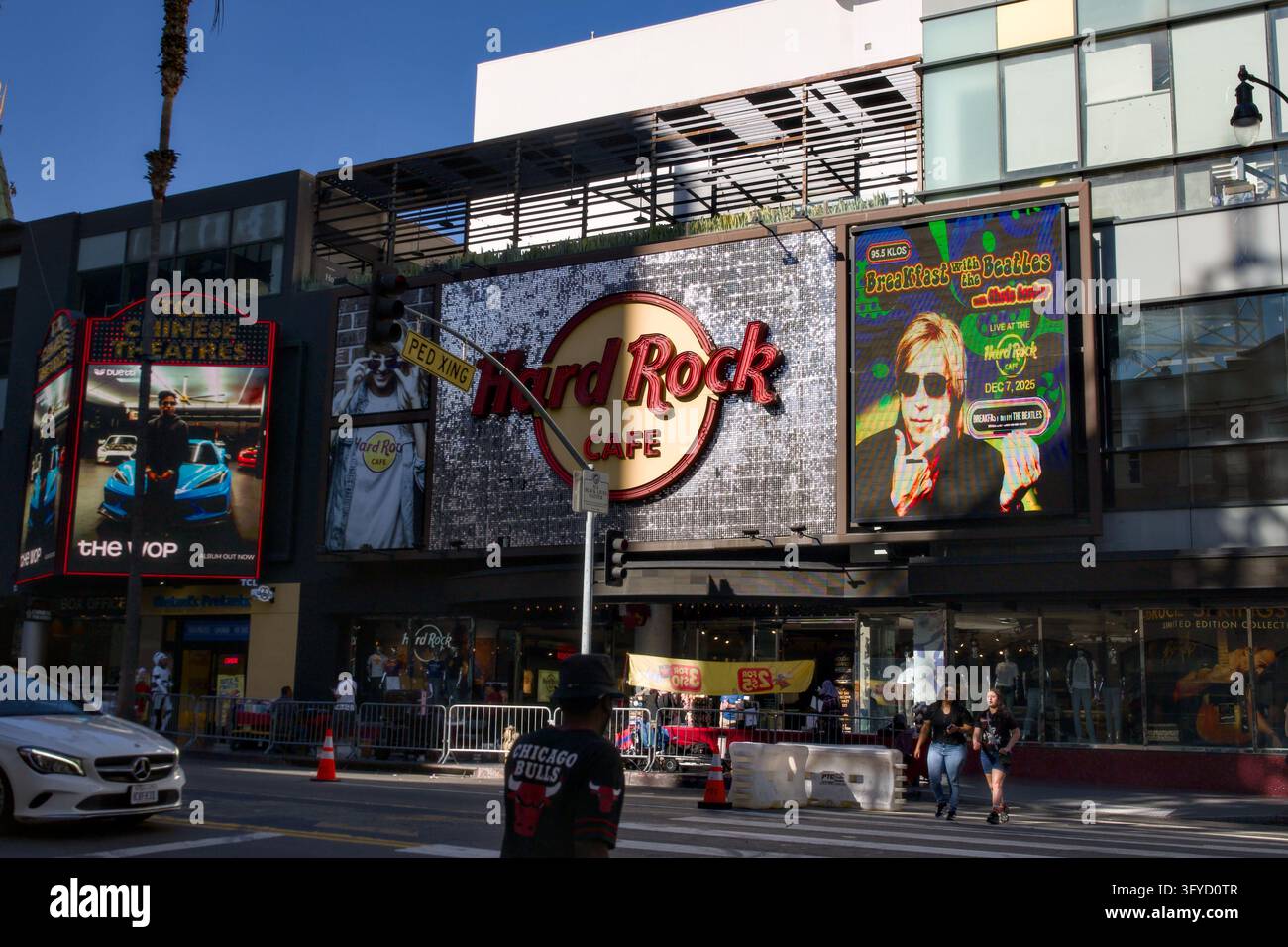 Holywood Stati Uniti 23 ottobre 2026 Facciata del Hard Rock Cafe e cartellone musicale si trovano accanto al TCL Chinese Theatre mentre i pedoni attraversano il viale Foto Stock
