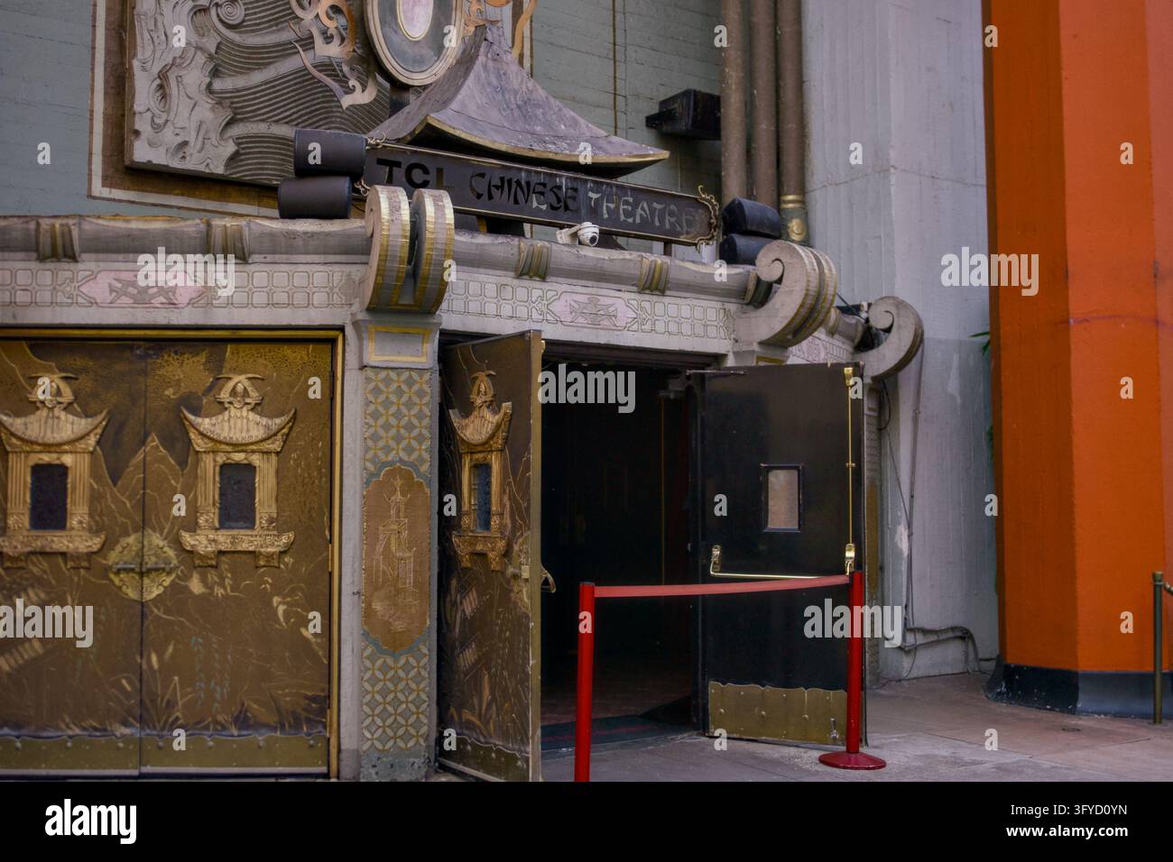 Holywood Stati Uniti 23 ottobre 2026 Porte nere aperte e pannelli di rilievo dorati incorniciano l’ingresso ornato del TCL Chinese Theatre Foto Stock
