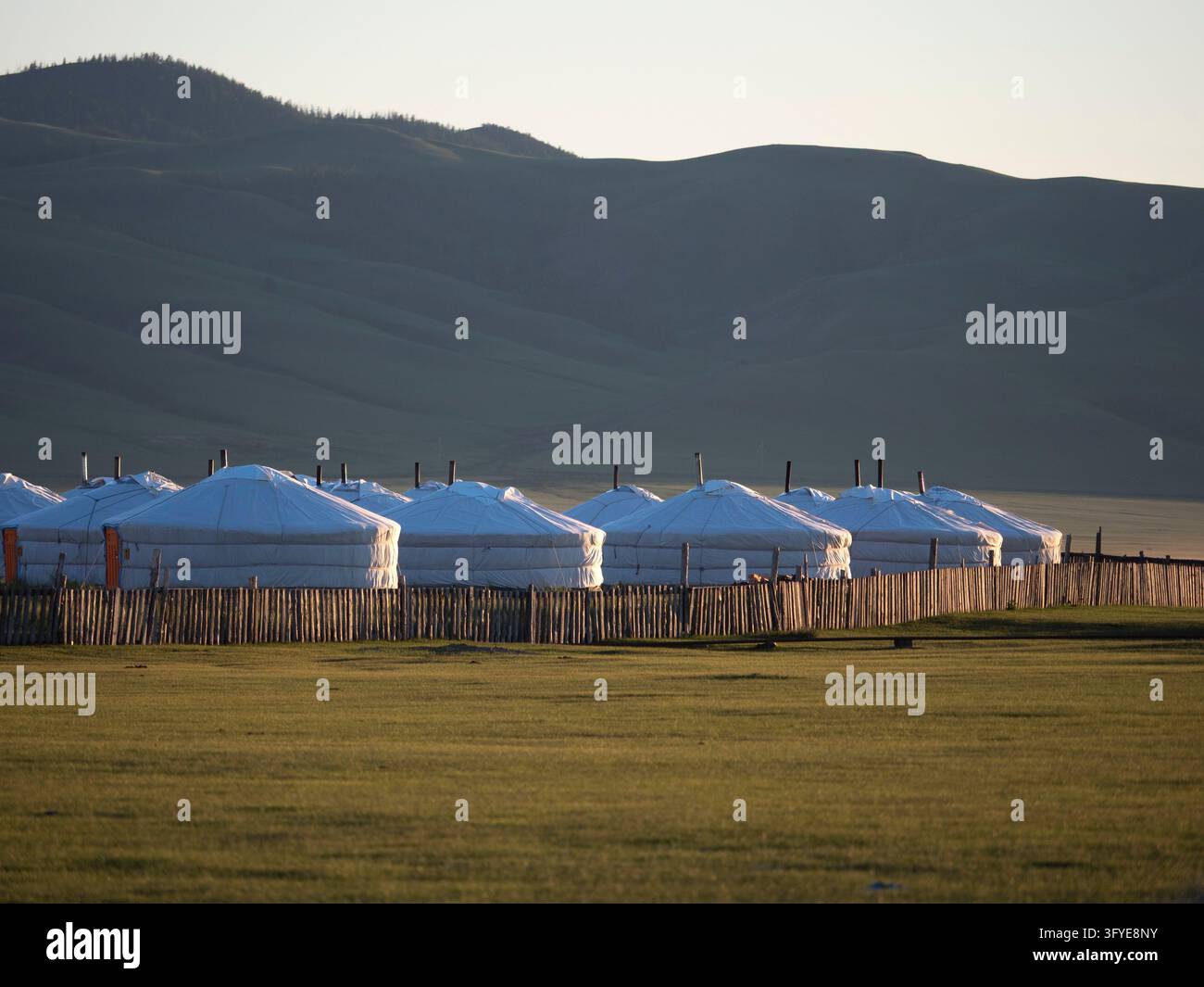 Yurte e campo di yurte nella valle di Ochon, Mongolia Foto Stock