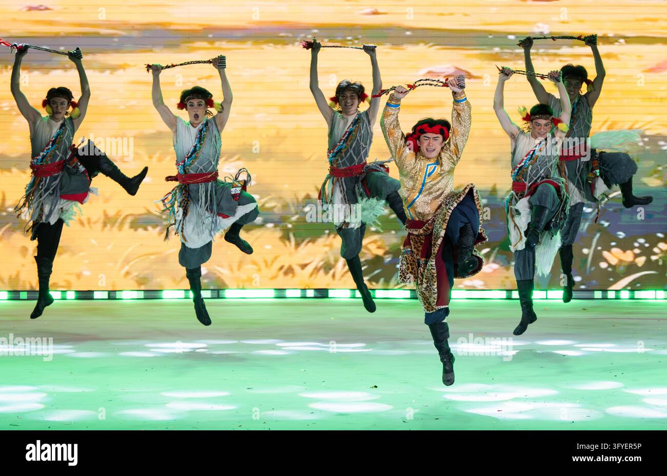 Ballerini della Beijing Dance Academy eseguono la danza folk tibetana "Shepherd's Dance", un estratto dal dramma di danza etnica "Sing a Folk Song to the Foto Stock