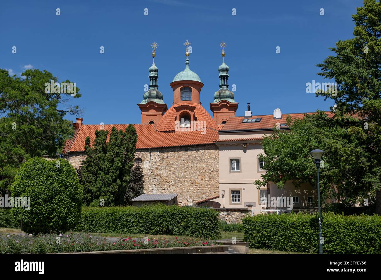 Cattedrale di San Lorenzo a Praga, Repubblica Ceca. Chiesa degli anticattolici, cristiani cattolici per l'età moderna sul colle di Petřín. Foto Stock