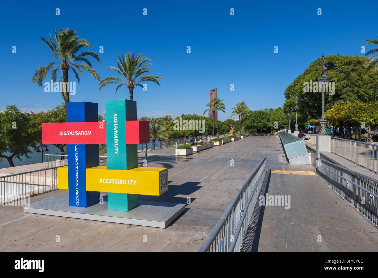 Terrazza sul fiume nella città di Siviglia in Andalusia, Spagna. Foto Stock