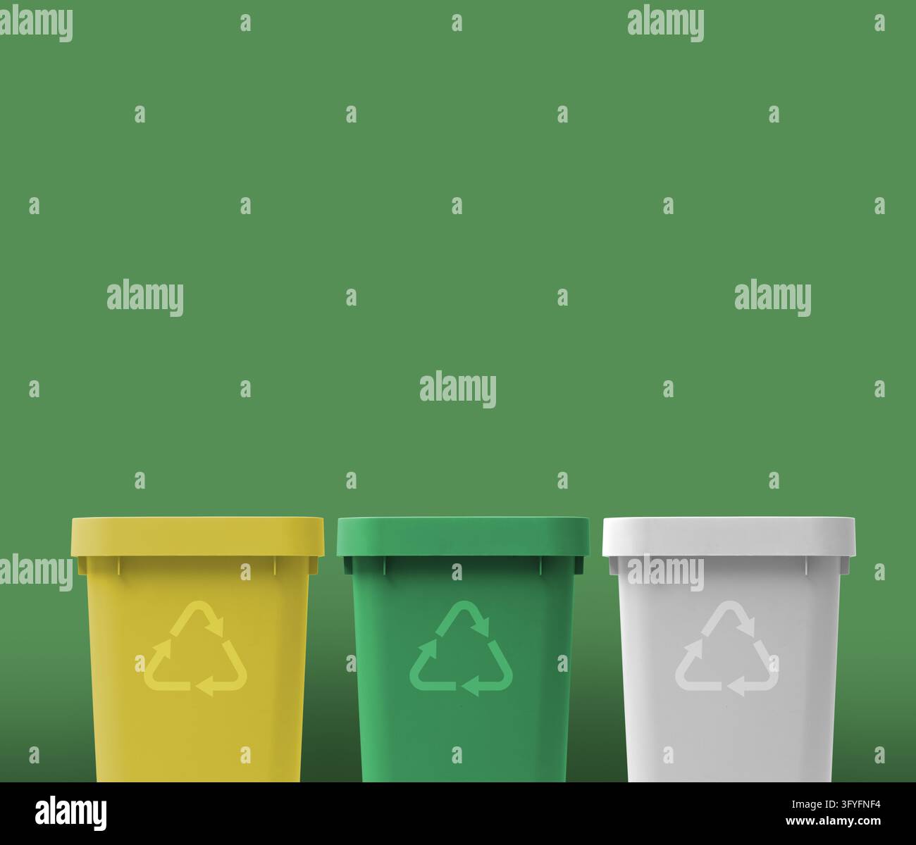 File di contenitori per il riciclo gialli, verdi e bianchi con simboli di frecce. Su uno sfondo verde con spazio libero sopra. Concetto di smaltimento differenziato per la plastica Foto Stock