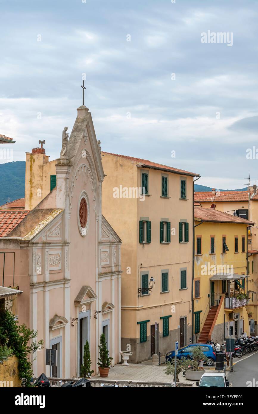 La facciata della Cattedrale di Portoferraio (dedicata alla Natività della Beata Vergine Maria) nel centro cittadino, sull'isola d'Elba, Italia Foto Stock