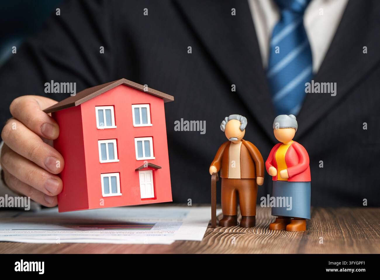Una casa di riposo fornisce assistenza e alloggio a una coppia di anziani che ha bisogno di un alloggio economico. Vita per anziani, assistenza assistita, genitori in età avanzata Foto Stock