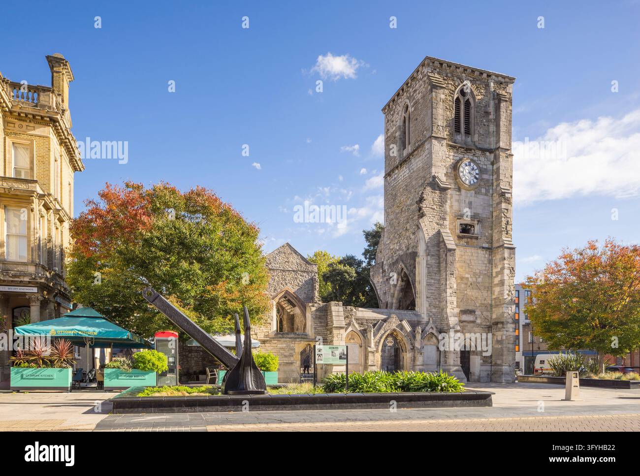 La chiesa di Holy Rood a Southampton è stata distrutta nella Seconda Guerra Mondiale e ora è un memoriale per i marinai della Marina Mercantile Foto Stock