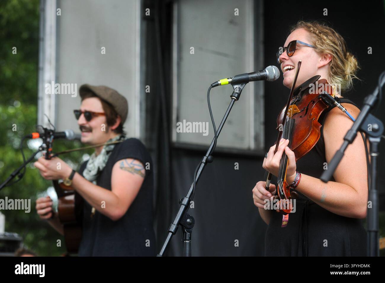 Wild Child in performance durante il festival Austin City Limits Music Festival, Austin, Texas, 5 ottobre 2013. (Foto di John Anderson/The Austin Chronicle) Foto Stock