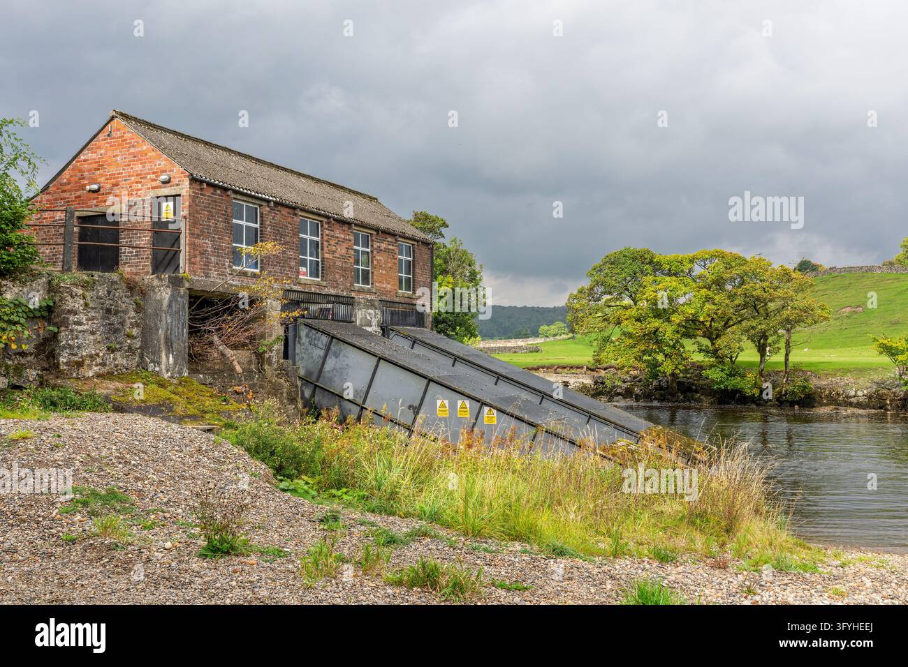 LINTON, UK - 27 SETTEMBRE 2026: Centrale idroelettrica di Linton Falls sul fiume Wharfe nelle Yorkshire Dales, che mostra la vite di Archimede hou Foto Stock