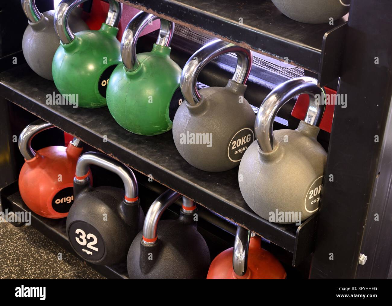 Kettlebells in rastrelliera in palestra per l'esercizio Foto Stock