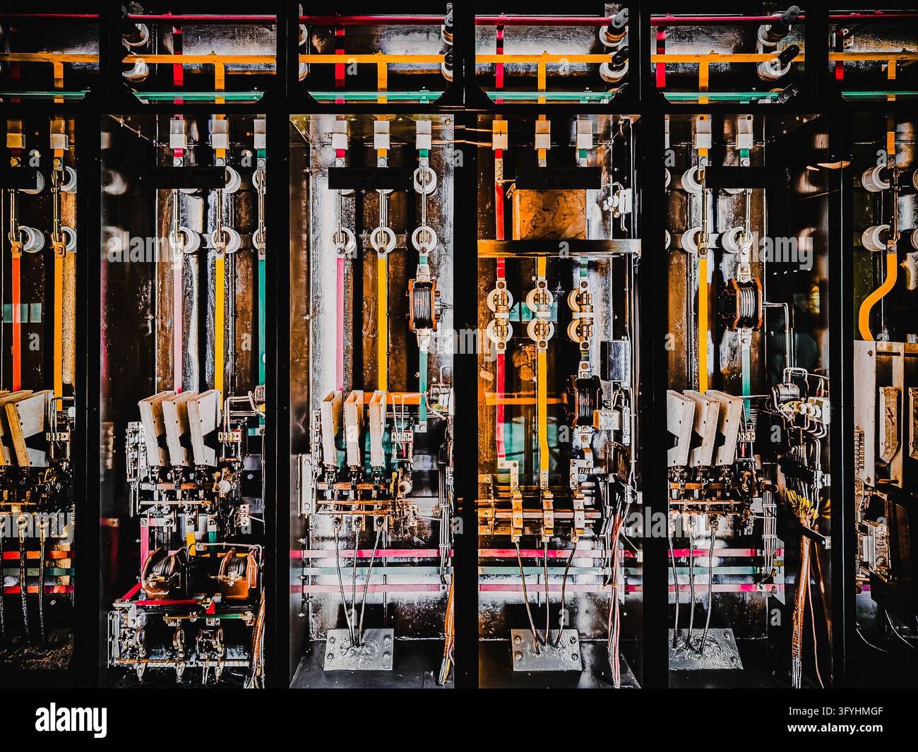 Cablaggio elettrico storico e apparecchiature di controllo all'interno del museo della centrale elettrica MAAT, Belém, Lisbona, Portogallo. Foto Stock