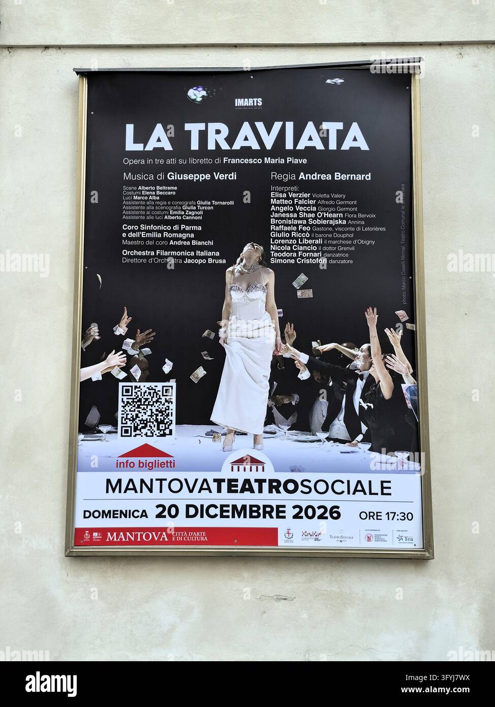 Poster dell'opera per La Traviata di Giuseppe Verdi esposto sulla facciata del Teatro Sociale il 27 ottobre 2026 a Mantova, Lombardia, Italia Foto Stock
