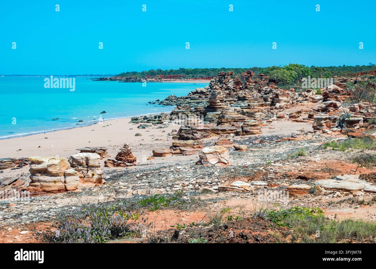 Formazioni rocciose orizzontali lungo la spiaggia di Broome, in Australia Occidentale. Foto Stock