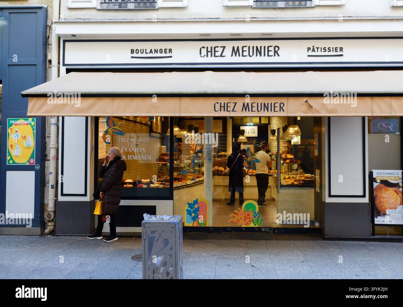 Parigi, Francia-25 ottobre 2026: Panetteria e pasticceria tradizionale francese Chez Meunier con clienti e un pedone all'esterno, situata in Rambuteau s Foto Stock