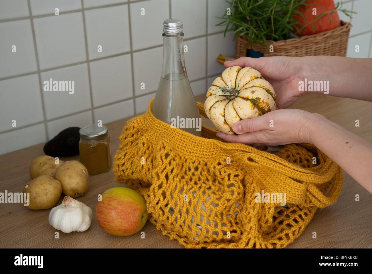 Piccole zucche decorative vengono estratte da una borsa ecologica di spago Foto Stock