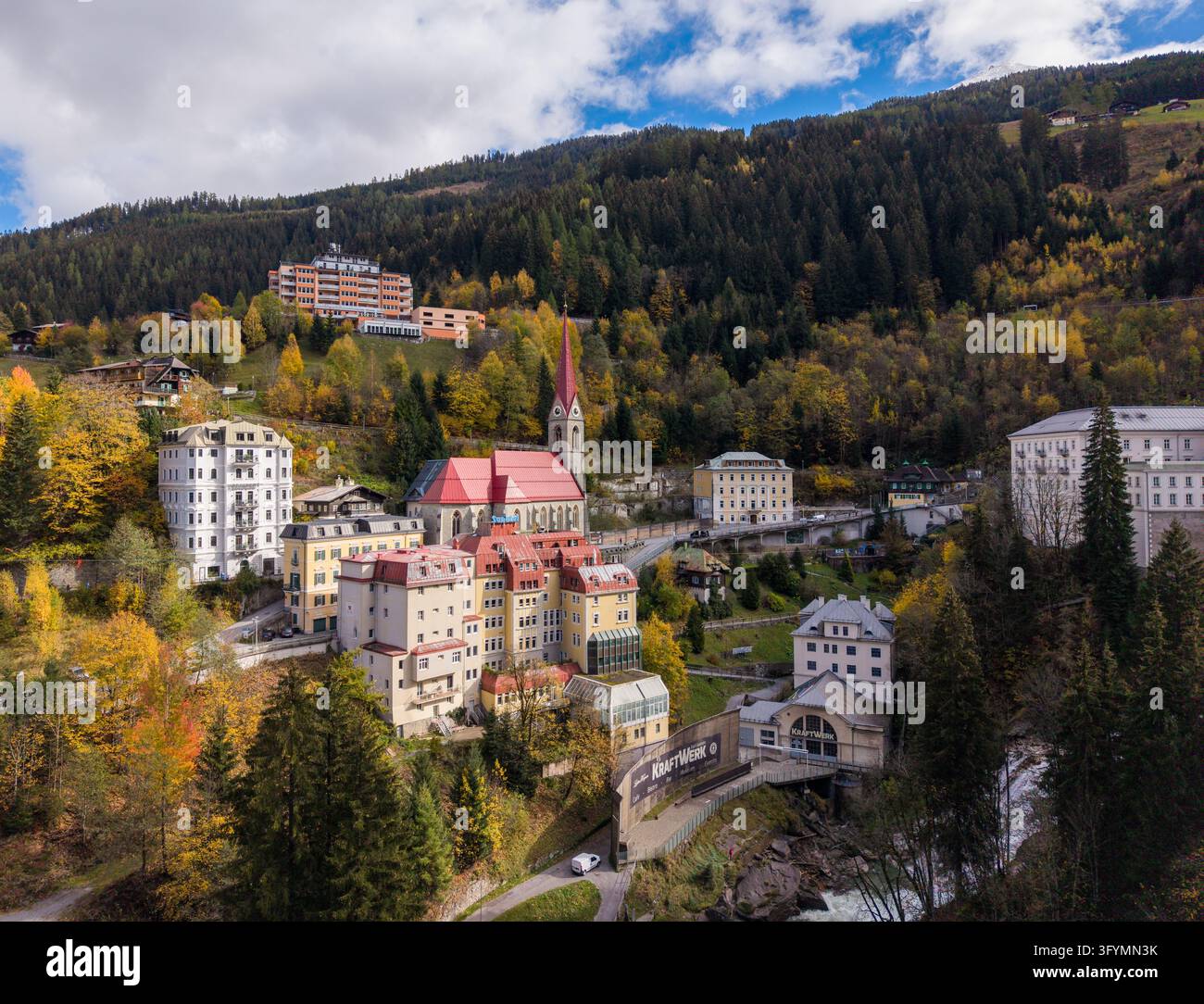 Bad Gastein, Austria - 22 ottobre 2026: Veduta aerea della città storica di Bad Gastein, con la chiesa di San Nicola e il suo tetto rosso, circondata Foto Stock