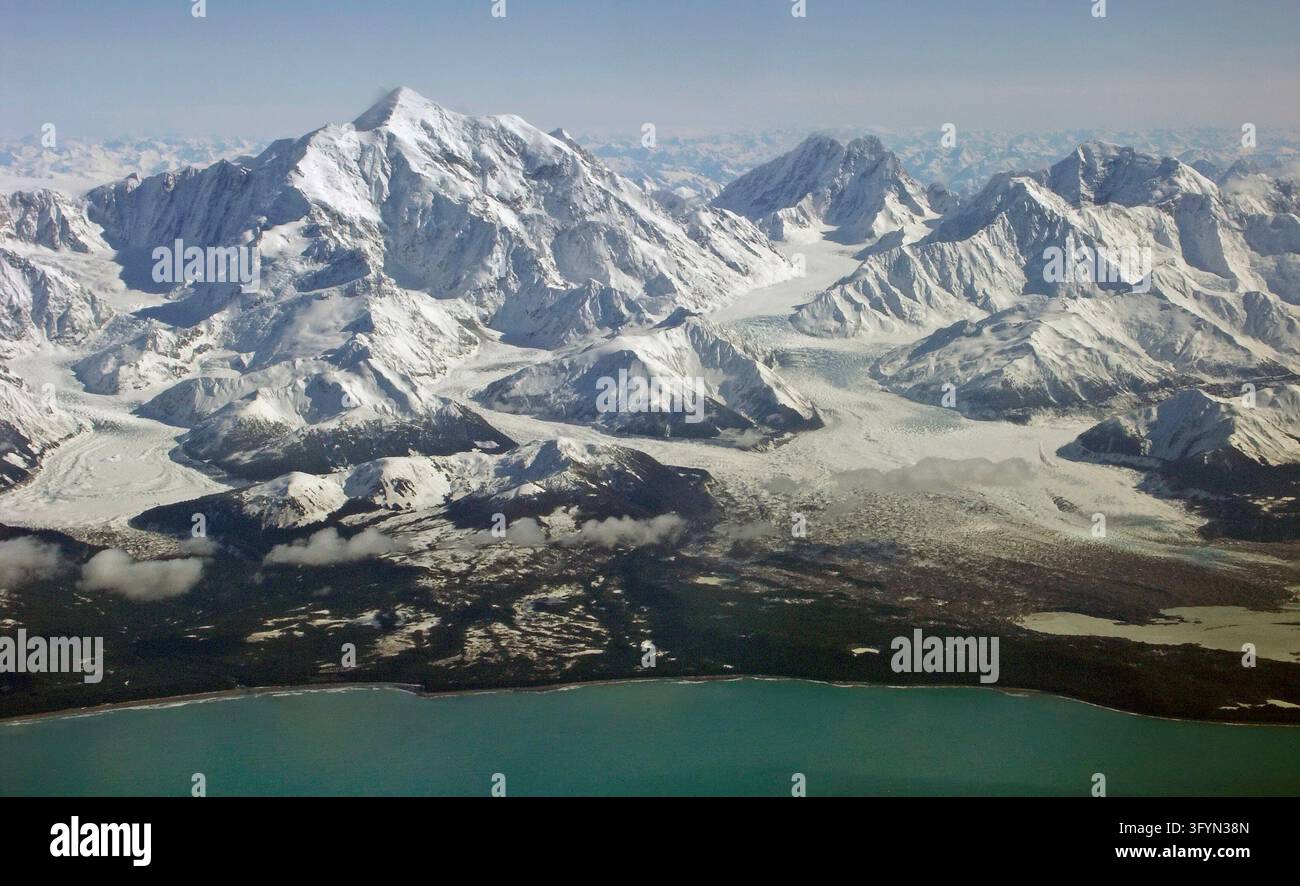 Un documento di testo primario archivistico e un pannello espositivo storico conservati come parte di una mostra interpretativa del patrimonio culturale a Glacier Bay National Park, Alaska, USA. Posizionato vicino a Dry Bay e Icy Point, il pannello interpretativo presenta documentazione storica scritta che offre approfondimenti educativi sulla storia della natura selvaggia regionale, geologia, ecosistemi costieri e sforzi di conservazione ambientale nella regione del Pacifico nord-occidentale e del Golfo dell'Alaska. Una versione ottimizzata di un'immagine del US National Park Service. Credit: NPS / digitaleye Foto Stock