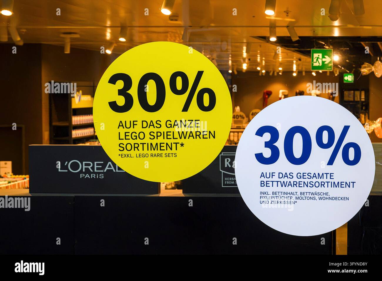 Vetrina con sconto del 30% su Lego e biancheria da letto, San Gallo, Svizzera Foto Stock