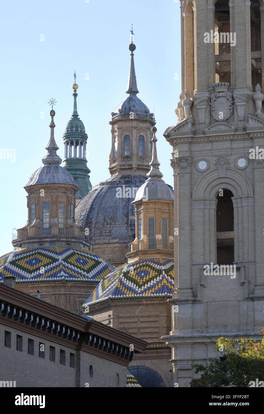 Il tetto splendidamente realizzato della Basilica del Pilar a Zaragoza Foto Stock
