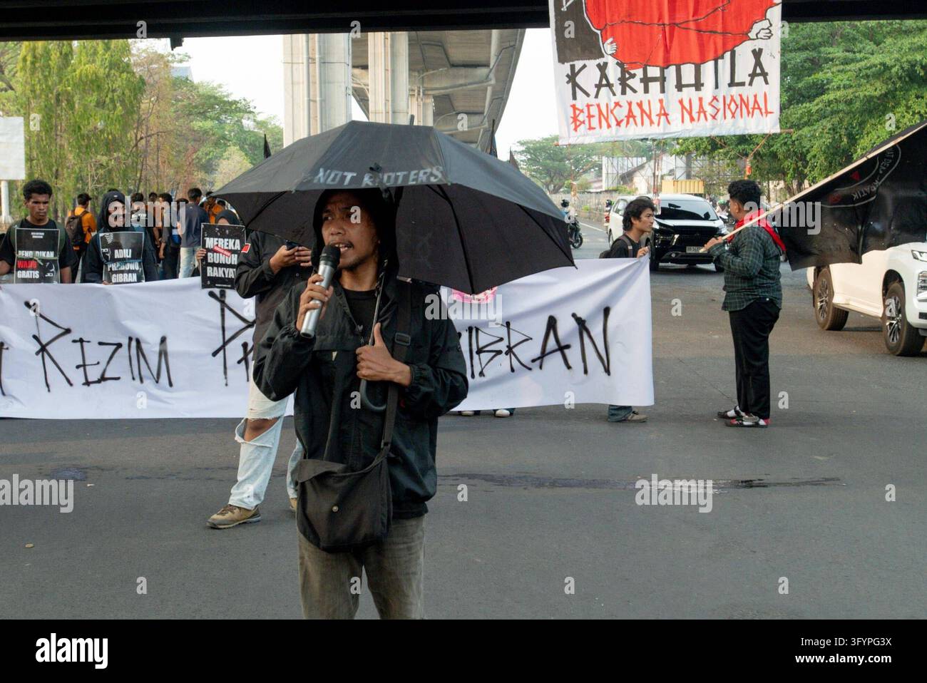 Rally della Giornata del Giuramento della Gioventù a Makassar MAKASSAR, INDONESIA 28 OTTOBRE 2026: Studenti universitari e manifestanti, compresi rappresentanti di ONG, sfilano nel centro di Makassar, nel Sud Sulawesi, durante una rally della Giornata del Giuramento della Gioventù. I partecipanti hanno riflettuto sullo spirito del Giuramento della Gioventù del 1928 sostenendo l'integrità democratica e i diritti civili. Makassar Indonesia Copyright: x xMuhammadxIshaqx/xJNAxPressx Foto Stock