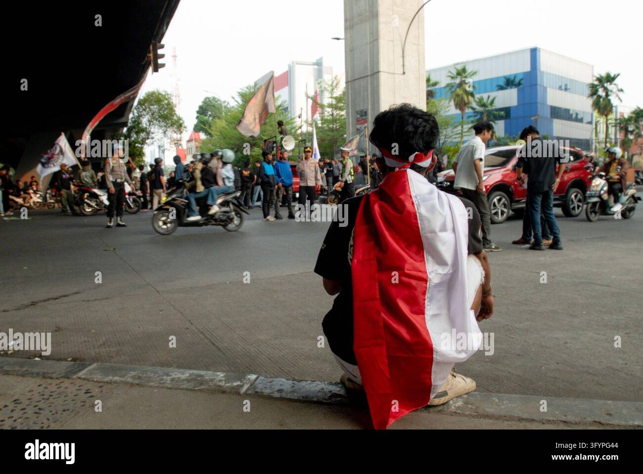 Rally della Giornata del Giuramento della Gioventù a Makassar MAKASSAR, INDONESIA 28 OTTOBRE 2026: Studenti universitari e manifestanti, compresi rappresentanti di ONG, sfilano nel centro di Makassar, nel Sud Sulawesi, durante una rally della Giornata del Giuramento della Gioventù. I partecipanti hanno riflettuto sullo spirito del Giuramento della Gioventù del 1928 sostenendo l'integrità democratica e i diritti civili. Makassar Indonesia Copyright: x xMuhammadxIshaqx/xJNAxPressx Foto Stock