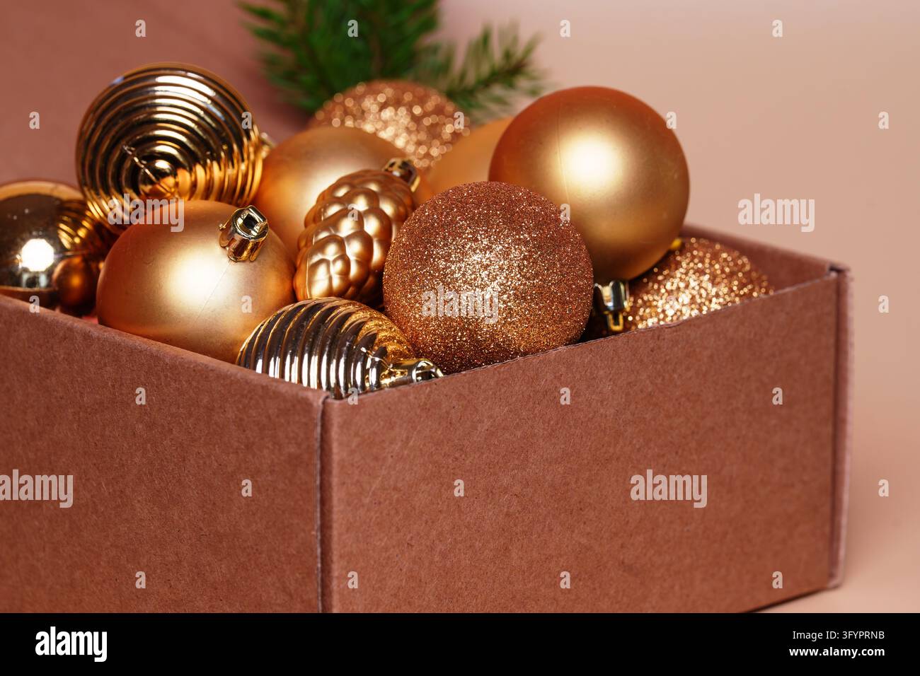 Prima di una scatola di cartone piena di ornamenti. Preparazione di confezioni regalo ecologiche per Natale, consegna logistica al dettaglio, spazio per il testo Foto Stock