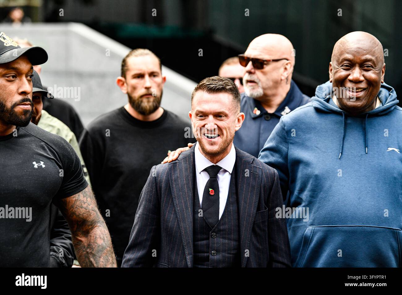 Londra, Regno Unito. 28 ottobre 2026. TOMMY ROBINSON, nome reale Stephen Yaxley-Lennon, arriva al Southwark Crown Court di Londra. È presente in tribunale in relazione ad accuse di molestie che hanno causato paura di violenza nei confronti di due giornalisti di MailOnline. Credit: Vasyl Leibiuk/Alamy Live News Foto Stock