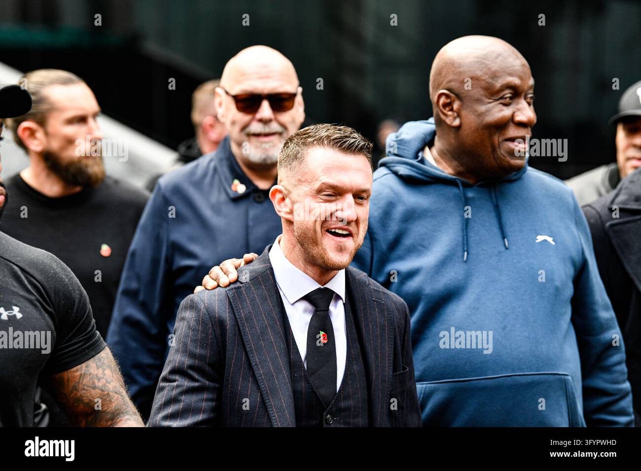 Londra, Regno Unito. 28 ottobre 2026. TOMMY ROBINSON, nome reale Stephen Yaxley-Lennon, arriva al Southwark Crown Court di Londra. È presente in tribunale in relazione ad accuse di molestie che hanno causato paura di violenza nei confronti di due giornalisti di MailOnline. Credit: Vasyl Leibiuk/Alamy Live News Foto Stock